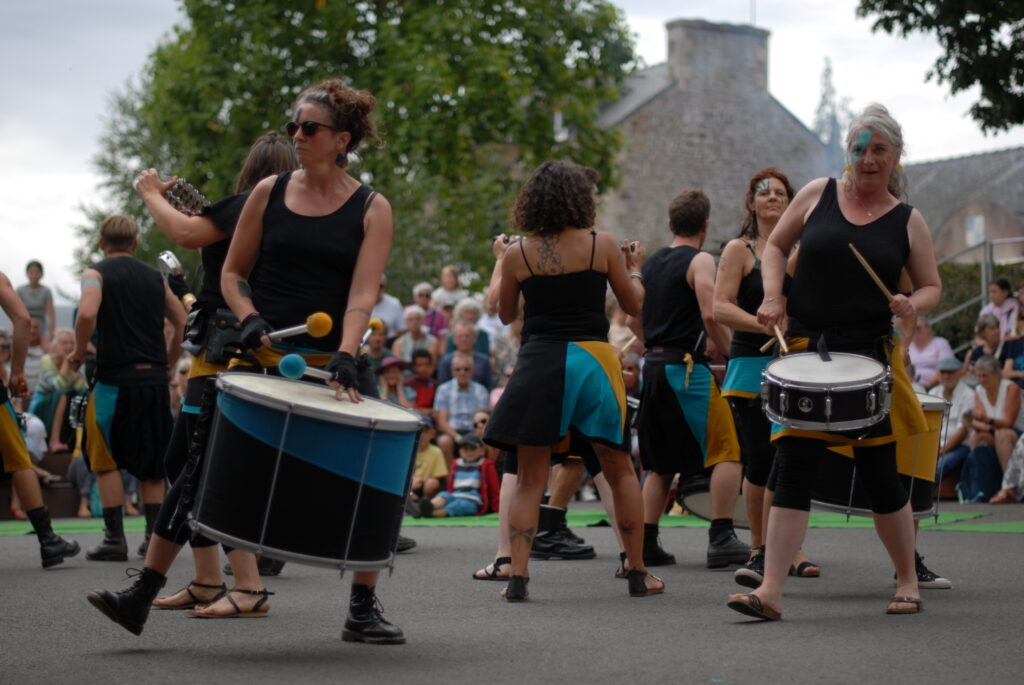 Musiciennes (surdo et caixa) de la batucada pendant le morceau Akar du spectacle