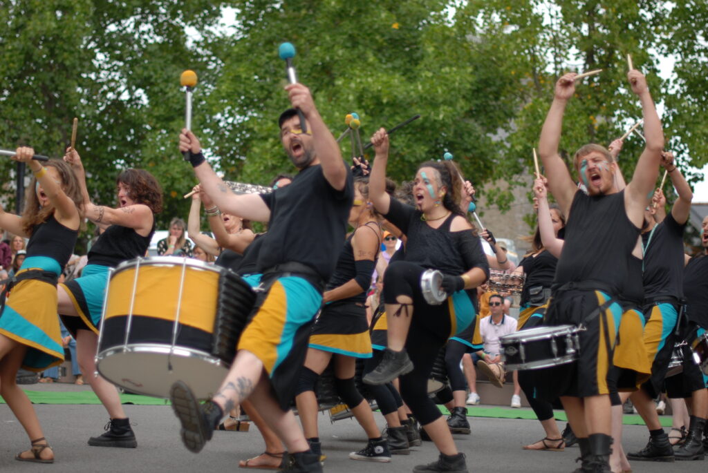 Musiciens de la batucada pendant le morceau Baba Funk