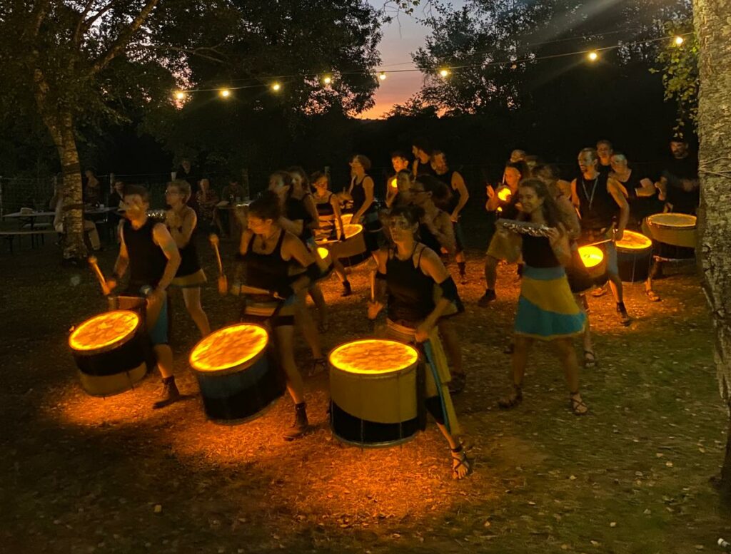 La batucada Sandoba pour son dernier spectacle de la tournée 2025 dans une guinguette au coucher du soleil