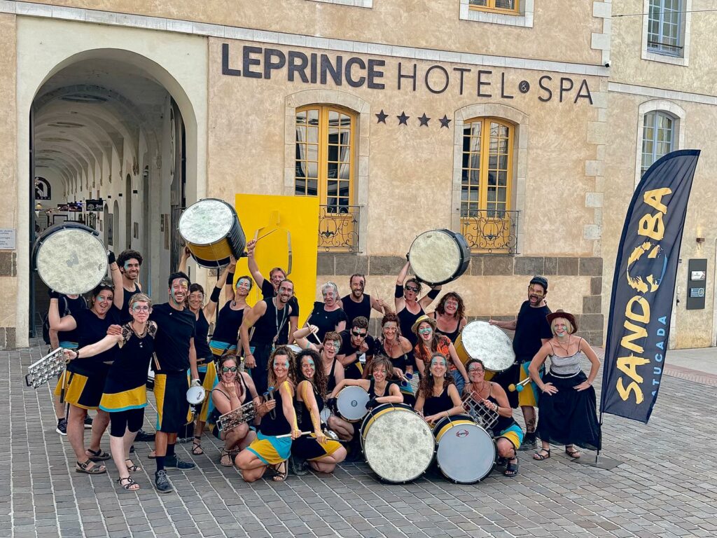 La batucada Sandoba devant la Visitation, au Mans, avant son spectacle