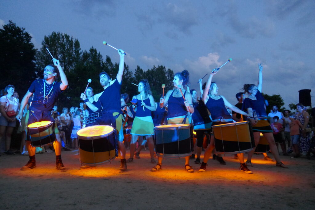 La batucada Sandoba prend la pause à la fin d'un morceau