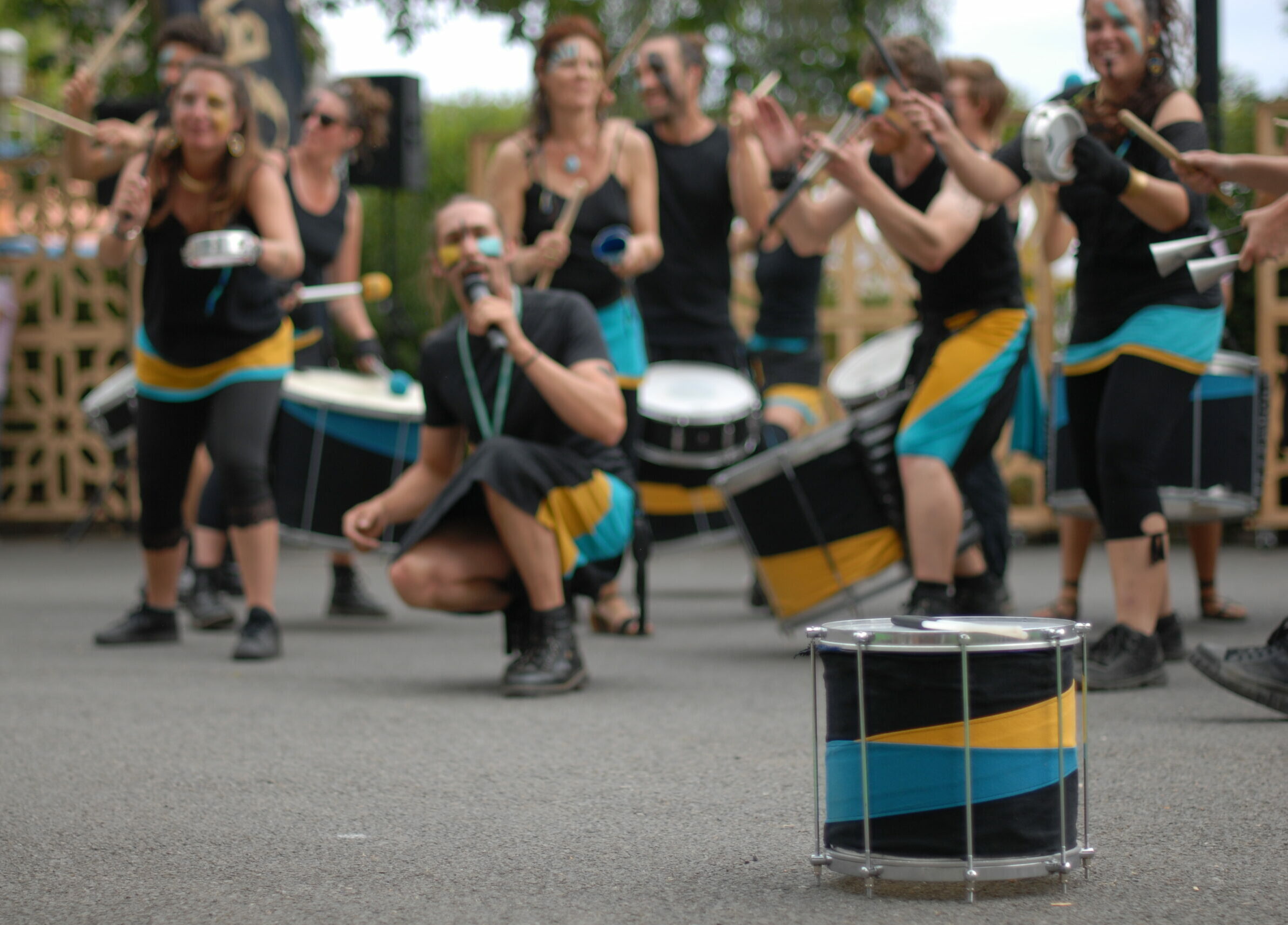 Répinik au premier plan, la batucada sur son morceau babafunk au second