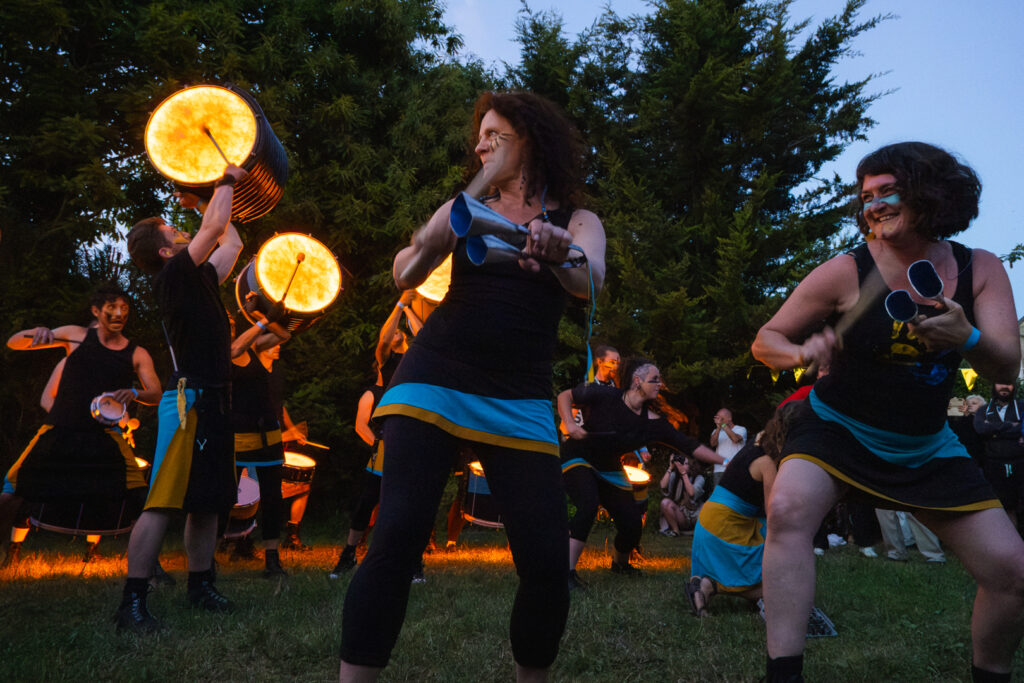 Les agogos et les surdos pendant le morceau Babafunk du spectacle de Sandoba