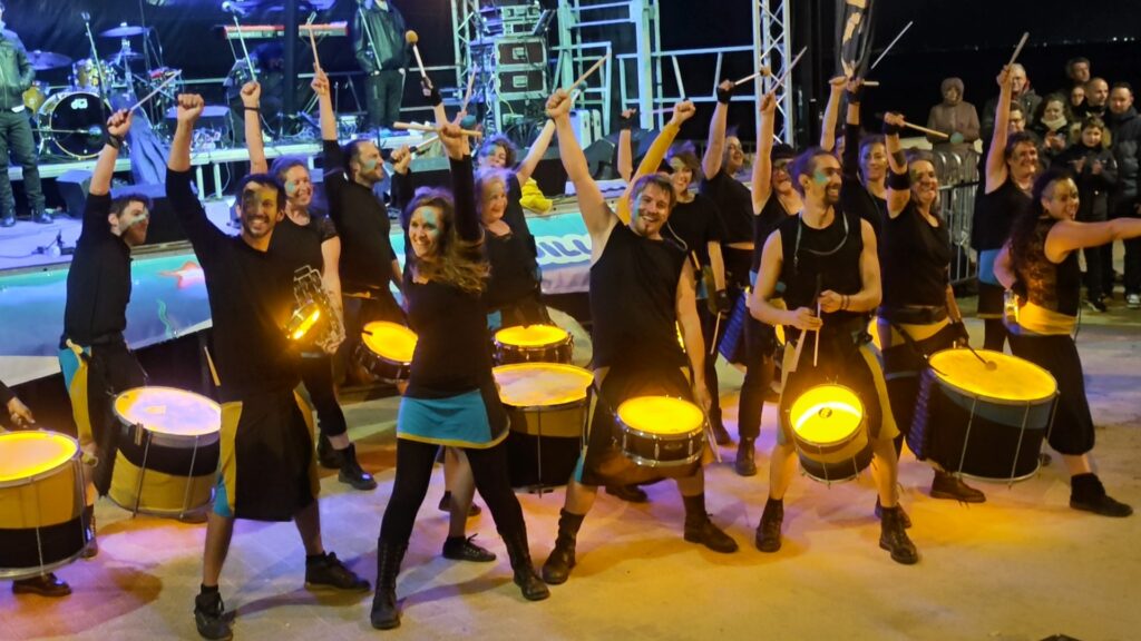 Groupe avec les tambours et les caixas illuminés